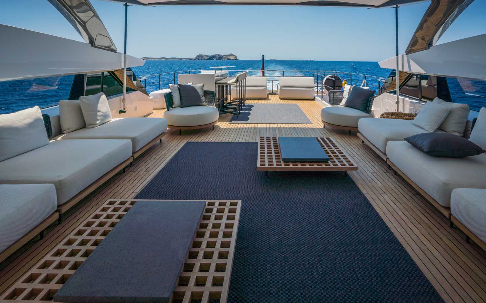 Ferretti Custom Line 106 "alvium"