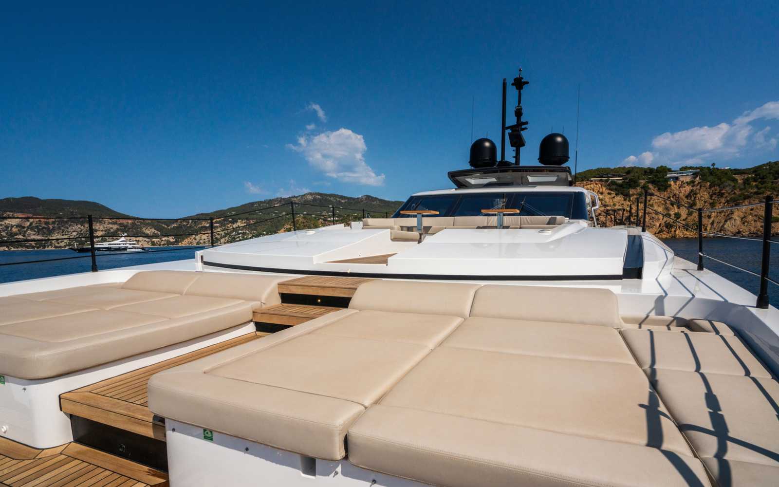 Ferretti Custom Line 106 "alvium"
